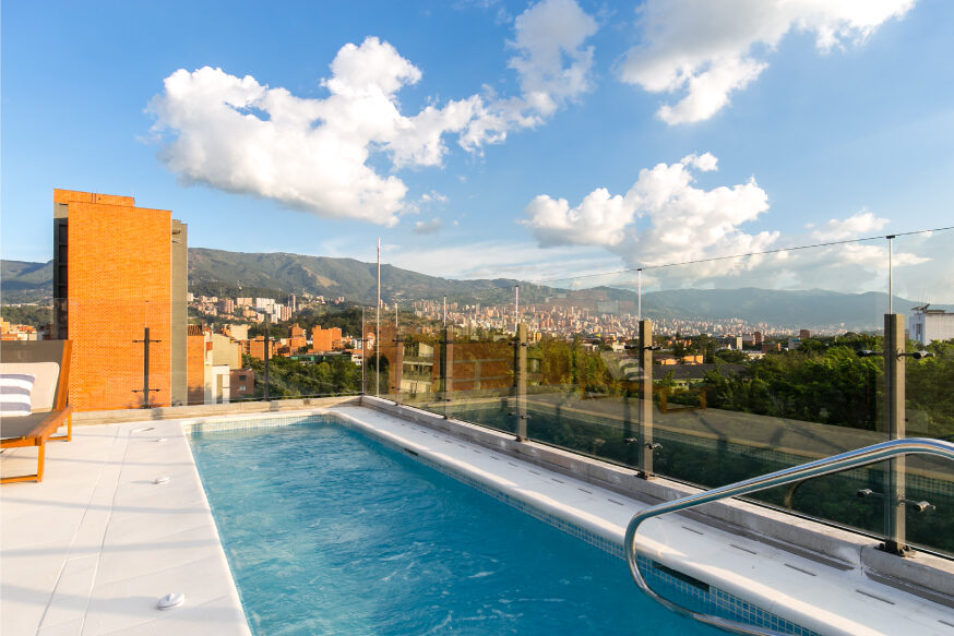 Rooftop Pool & Coworking